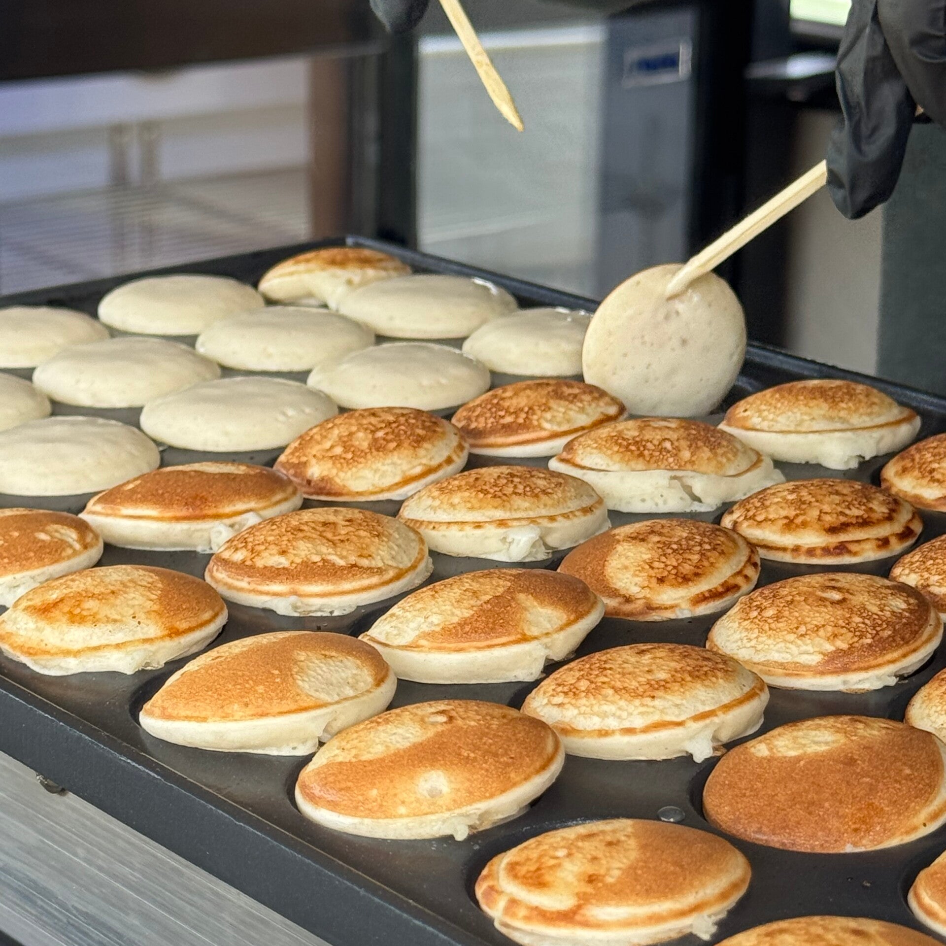Verse poffertjes op de plaat