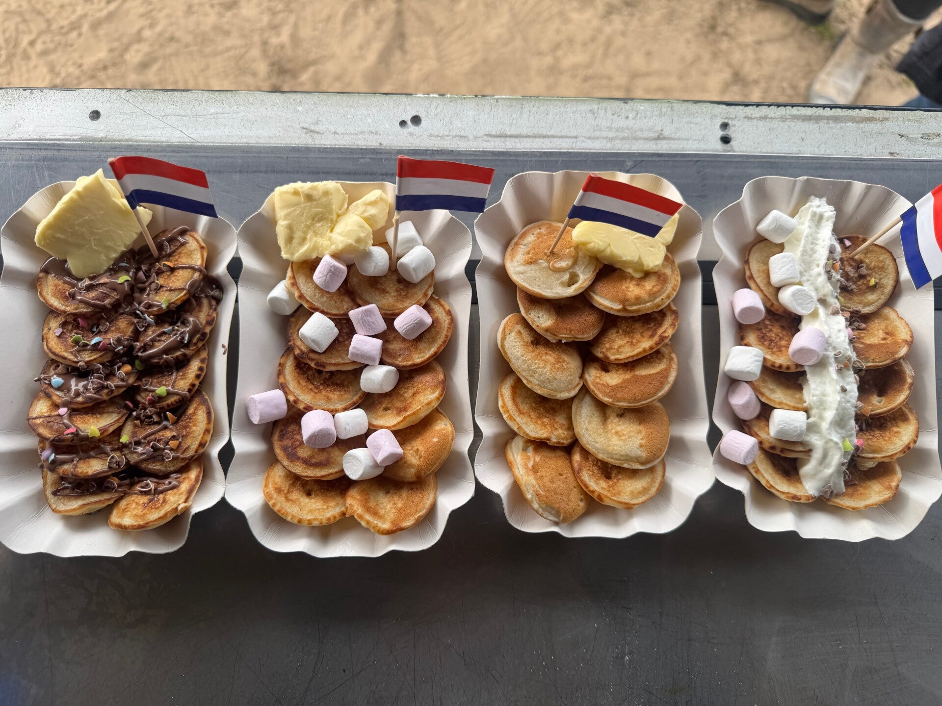 Poffertjes met verschillende toppings